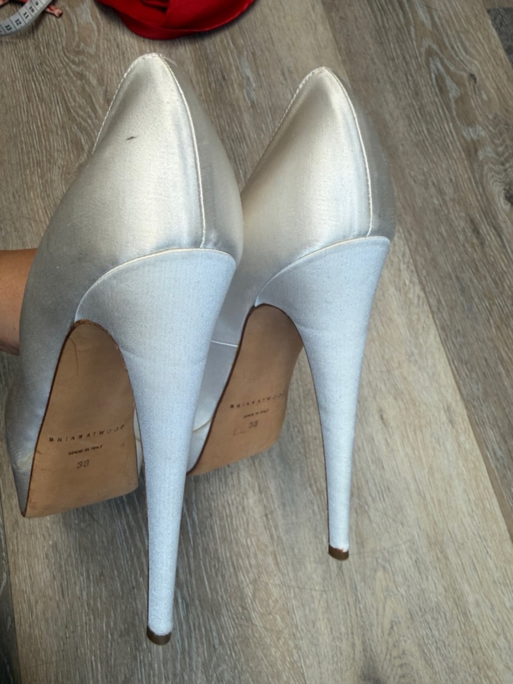 B Brian AtWood Ivory Satin Women's Pumps - Classic Court EUR 38 - Picture 4 of 9